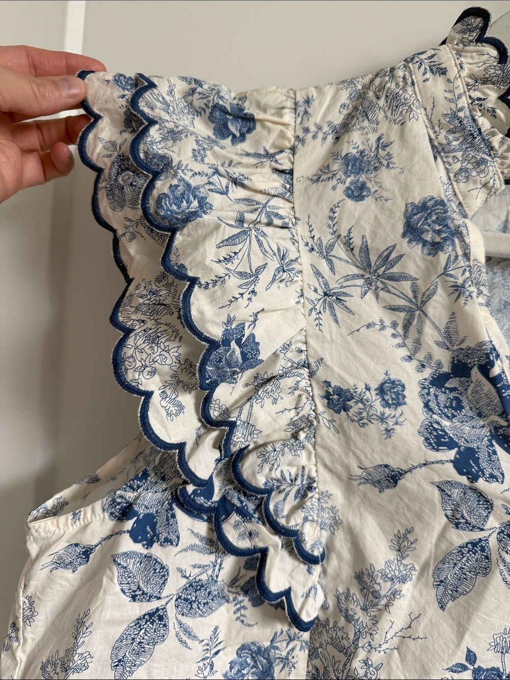 Umgee White & Blue Floral Scallop Sleeve Blouse - Picture 5 of 6